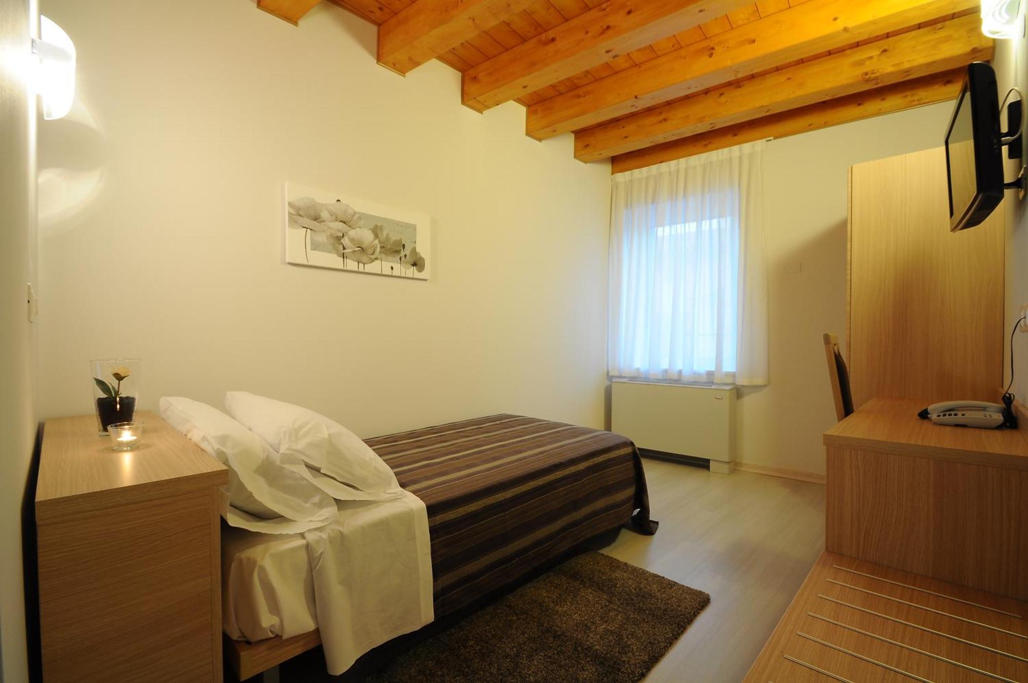 Albergo Leon Bianco Gonars Bagian luar foto
