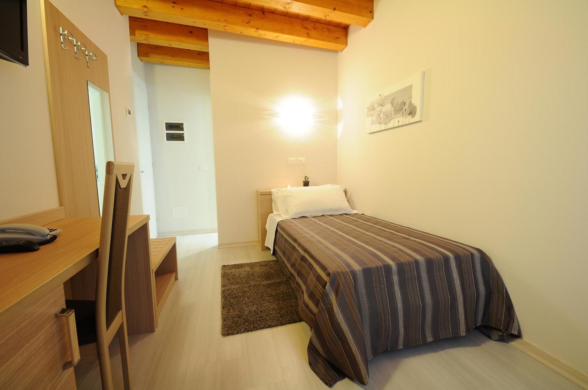 Albergo Leon Bianco Gonars Bagian luar foto