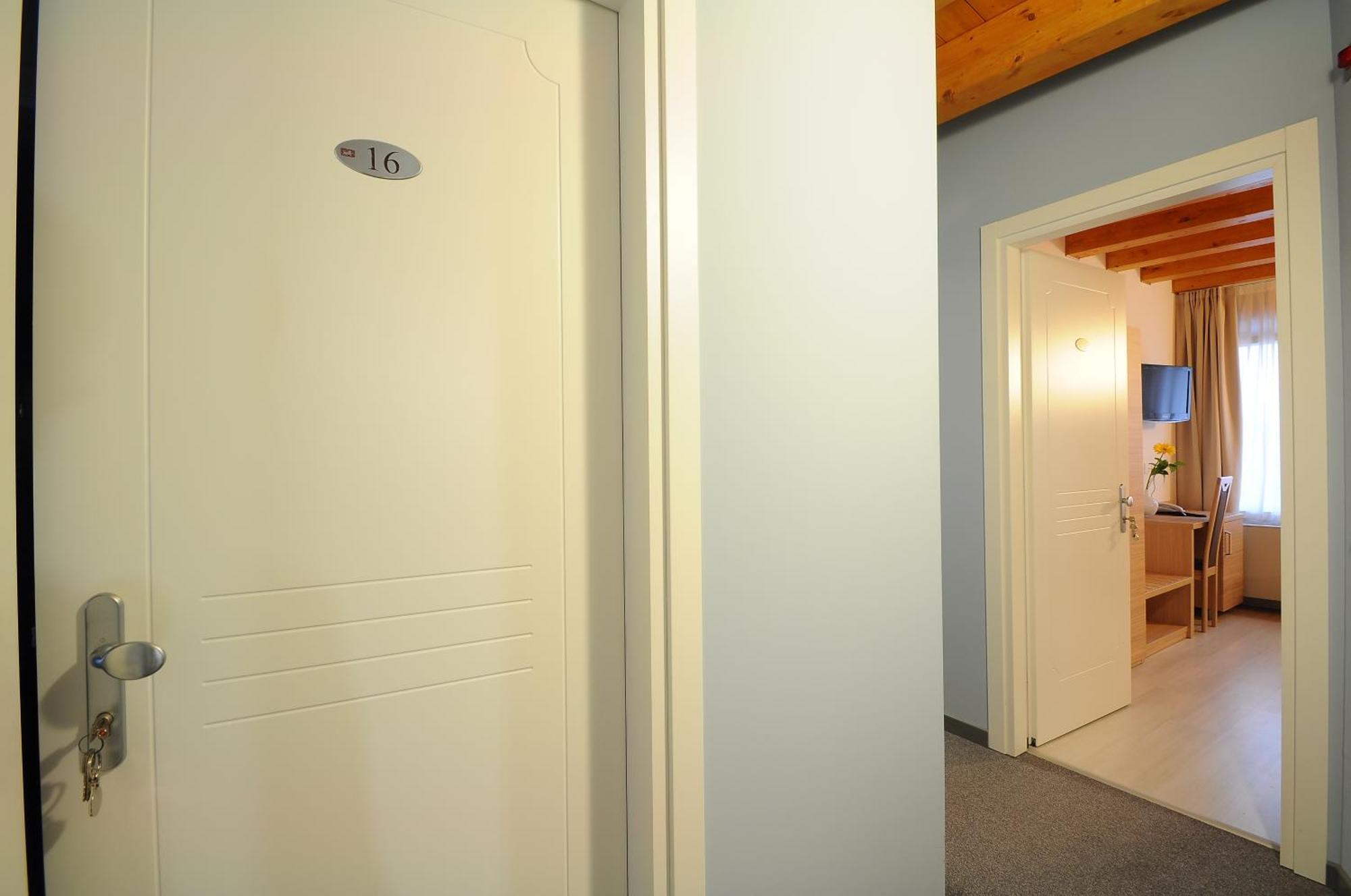 Albergo Leon Bianco Gonars Bagian luar foto