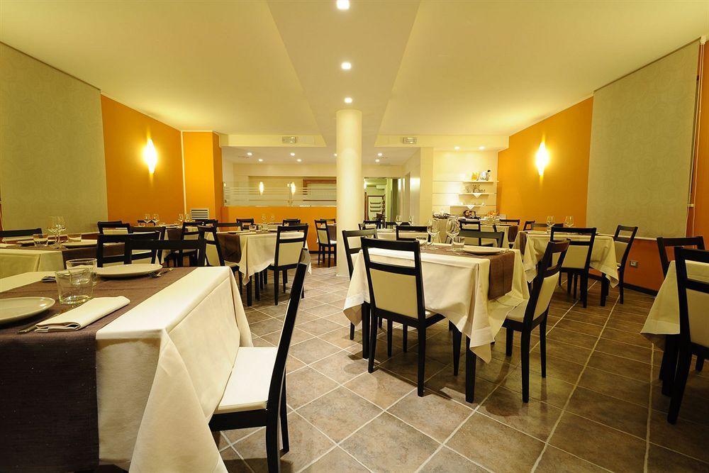 Albergo Leon Bianco Gonars Bagian luar foto