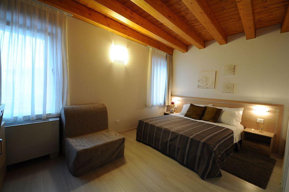 Albergo Leon Bianco Gonars Bagian luar foto