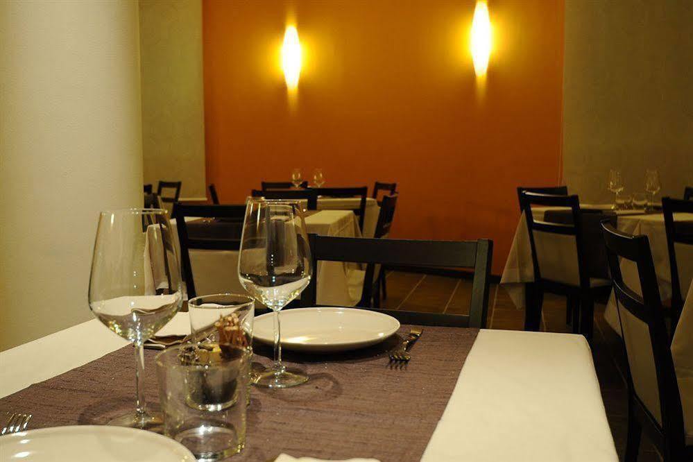 Albergo Leon Bianco Gonars Bagian luar foto