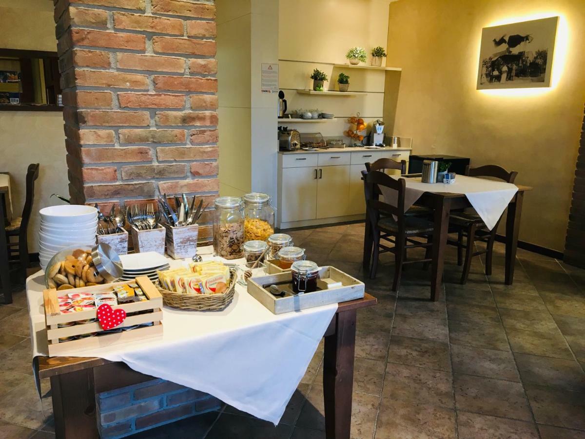 Albergo Leon Bianco Gonars Bagian luar foto